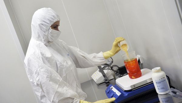 Сотрудница лаборатории ГУ НИИ эпидемиологии и микробиологии имени Н.Ф. Гамалеи, где российские ученые разработали вакцину против лихорадки Эбола - Sputnik Армения