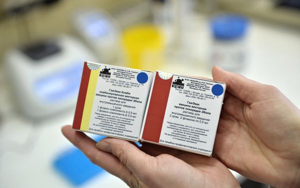 Упаковки с вакцинами против лихорадки Эбола в ГУ НИИ эпидемиологии и микробиологии имени Н.Ф. Гамалеи - Sputnik Армения