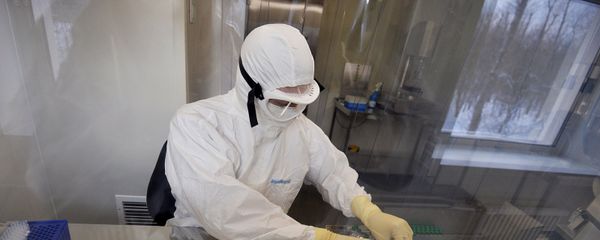 Сотрудница лаборатории ГУ НИИ эпидемиологии и микробиологии имени Н.Ф. Гамалеи, где российские ученые разработали вакцину против лихорадки Эбола Сотрудница лаборатории ГУ НИИ эпидемиологии и микробиологии имени Н.Ф. Гамалеи, где российские ученые разработали вакцину против лихорадки Эбола - Sputnik Армения