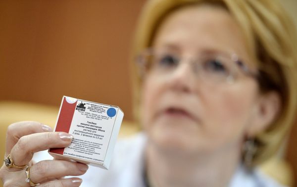 Министр здравоохранения РФ Вероника Скворцова демонстрирует упаковку с вакциной против лихорадки Эбола в ГУ НИИ эпидемиологии и микробиологии имени Н.Ф. Гамалеи - Sputnik Армения