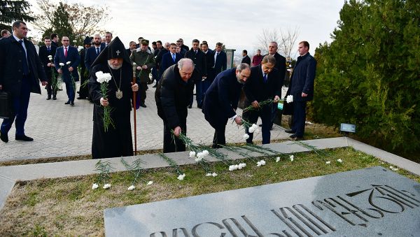Президент Армен Саркисян посетил мемориальный комплекс Ераблур Президент Армен Саркисян посетил мемориальный комплекс Ераблур - Sputnik Армения