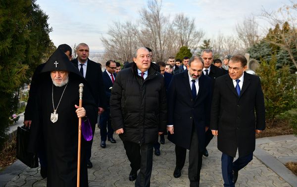Президент Армен Саркисян посетил мемориальный комплекс Ераблур Президент Армен Саркисян посетил мемориальный комплекс Ераблур - Sputnik Армения