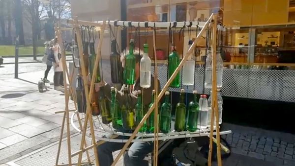 Музыкант Фёдор Григорьев исполняет Танец с саблями“ А.Хачатуряна на бутылках - Sputnik Армения