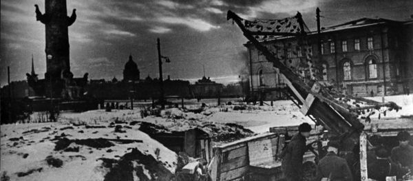 Великая Отечественная война 1941 - 1945 годов. Блокада Ленинграда (8 сентября 1941 г. - 27 января 1944 г.). Зенитная батарея в центре города на Стрелке Васильевского острова. Великая Отечественная война 1941 - 1945 годов. Блокада Ленинграда (8 сентября 1941 г. - 27 января 1944 г.). Зенитная батарея в центре города на Стрелке Васильевского острова. - Sputnik Армения