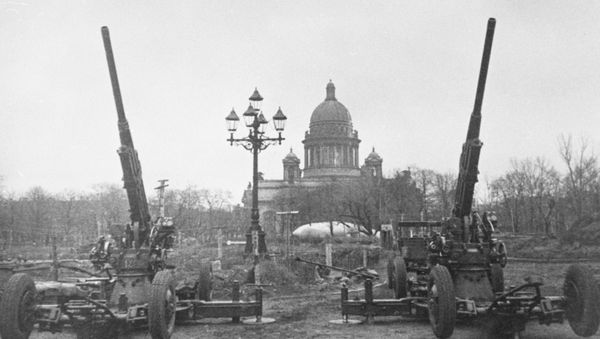Великая Отечественная война 1941 -1945 гг. Зенитные орудия у Исаакиевского собора в блокадном Ленинграде. - Sputnik Армения