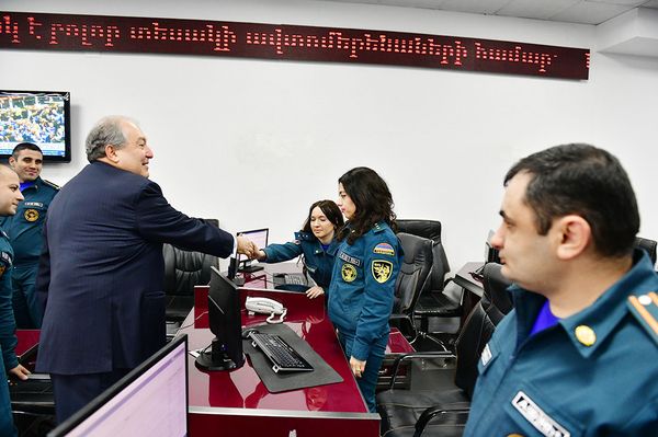 ԱԻՆ հաշմանդամություն ունեցող աշխատակիցների համար ՀՀ նախագահը շարժասայլակներ է նվիրել - Sputnik Արմենիա