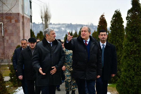 ԱԻՆ հաշմանդամություն ունեցող աշխատակիցների համար ՀՀ նախագահը շարժասայլակներ է նվիրել - Sputnik Արմենիա