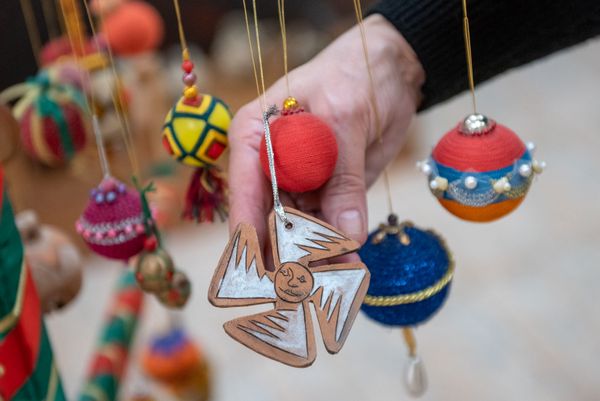Праздничные игрушки на традиционной новогодней елке в музее истории Еревана - Sputnik Армения