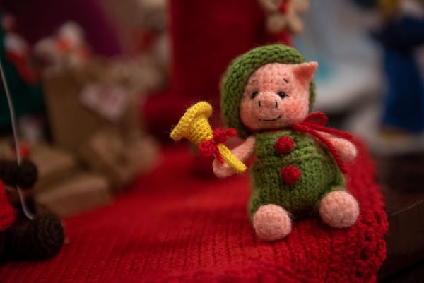 Праздничные игрушки на традиционной новогодней елке в музее истории Еревана - Sputnik Армения