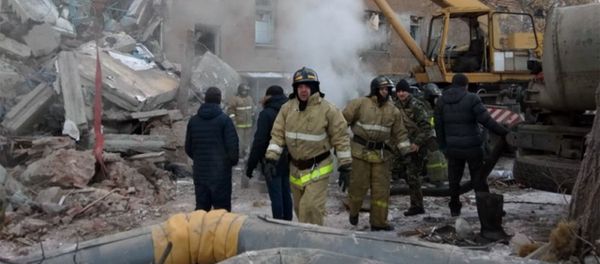 Сотрудники МЧС России на месте обрушения одного из подъездов жилого дома (31 декабря 2018). Магнитогорск Сотрудники МЧС России на месте обрушения одного из подъездов жилого дома (31 декабря 2018). Магнитогорск - Sputnik Армения