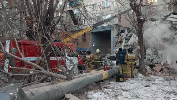 Сотрудники МЧС России на месте обрушения одного из подъездов жилого дома (31 декабря 2018). Магнитогорск - Sputnik Армения