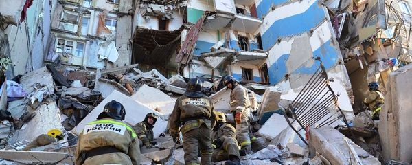 Сотрудники МЧС России на месте обрушения одного из подъездов жилого дома (31 декабря 2018). Магнитогорск - Sputnik Армения