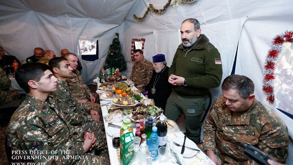 И.о. премьер-министра Никол Пашинян накануне праздников Нового года и Рождества вместе с Католикосом Гарегином Вторым и начальником Генерального штаба Армении Артаком Давтяном посетил участок пограничной охраны и боевые позиции. - Sputnik Արմենիա