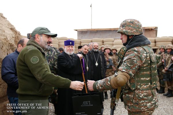 Նույնպիսի մարտական դիրք է վարչապետի աշխատասենյակը. Փաշինյանն այցելել է մարտական դիտակետ - Sputnik Արմենիա