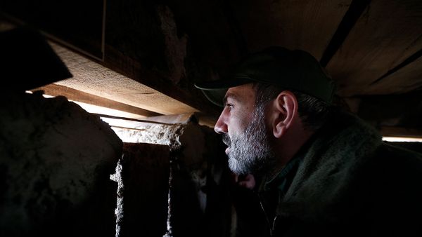 И.о. премьер-министра Никол Пашинян накануне праздников Нового года и Рождества вместе с Католикосом Гарегином Вторым и начальником Генерального штаба Армении Артаком Давтяном посетил участок пограничной охраны и боевые позиции. И.о. премьер-министра Никол Пашинян накануне праздников Нового года и Рождества вместе с Католикосом Гарегином Вторым и начальником Генерального штаба Армении Артаком Давтяном посетил участок пограничной охраны и боевые позиции. - Sputnik Армения
