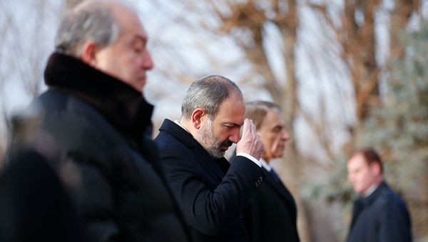 Президент Армен Саркисян, и.о. премьер-министра Никол Пашинян и спикер НС Ара Баблоян на воинском пантеоне “Ераблур” (29 декабря 2018). Еревaн - Sputnik Армения