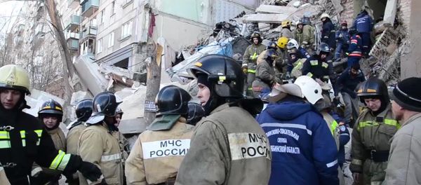 Сотрудники МЧС России на месте обрушения одного из подъездов жилого дома (1 января 2019). Магнитогорск - Sputnik Արմենիա