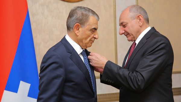 Бако Саакян наградил Ара Баблояна орденом «Месроп Маштоц» (2 января 2019). Степанакерт - Sputnik Армения