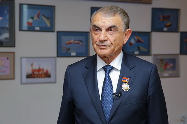 Бако Саакян наградил Ара Баблояна орденом Месроп Маштоц Бако Саакян наградил Ара Баблояна орденом Месроп Маштоц - Sputnik Армения