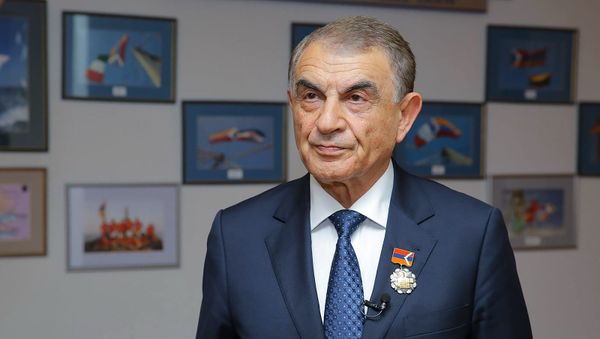 Бако Саакян наградил Ара Баблояна орденом «Месроп Маштоц» (2 января 2019). Степанакерт - Sputnik Армения