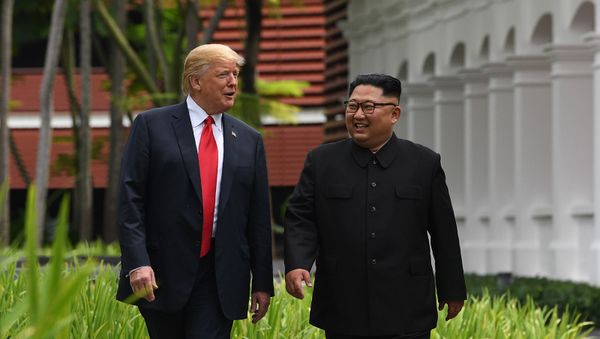 Лидеры США и Северной Кореи Дональд Трамп и Ким Чен Ын во время перерыва в переговорах на их историческом саммите США-Северная Корея (12 июня 2018). Сингапур - Sputnik Армения