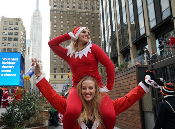 Участницы в костюмах Санта-Клаусов на SantaCon 2018 в Нью-Йорке - Sputnik Армения