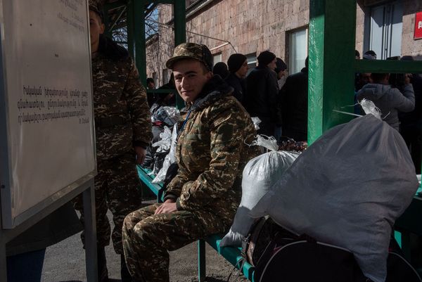 Новобранцы в республиканском сборном пункте в первый день зимнего призыва (8 января 2019). Еревaн - Sputnik Армения