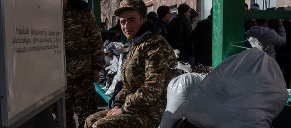 Новобранцы в республиканском сборном пункте в первый день зимнего призыва (8 января 2019). Еревaн - Sputnik Армения