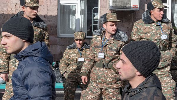 Новобранцы в республиканском сборном пункте в первый день зимнего призыва (8 января 2019). Еревaн - Sputnik Армения