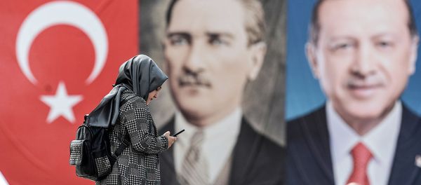 Женщина перед портретами президента Турции Реджепа Тайипа Эрдогана и основателя современной Турции Мустафы Ататюрка (11 мая 2018). Стамбул Женщина перед портретами президента Турции Реджепа Тайипа Эрдогана и основателя современной Турции Мустафы Ататюрка (11 мая 2018). Стамбул - Sputnik Армения