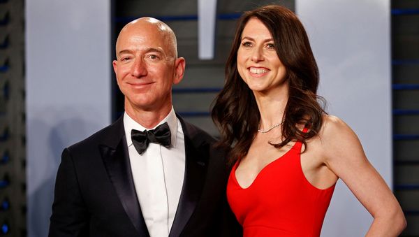Генеральный директор Amazon Джефф Безос с супругой Маккензи Генеральный директор Amazon Джефф Безос с супругой Маккензи - Sputnik Армения