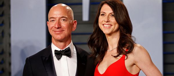 Генеральный директор Amazon Джефф Безос с супругой Маккензи Генеральный директор Amazon Джефф Безос с супругой Маккензи - Sputnik Армения