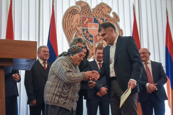 103-летняя Бавакан Пилоян из общины Сараарт (Лорийская область) на церемонии вручения мандатов депутатам Национального Собрания Армении 7-го созыва (10 января 2019). Еревaн - Sputnik Армения