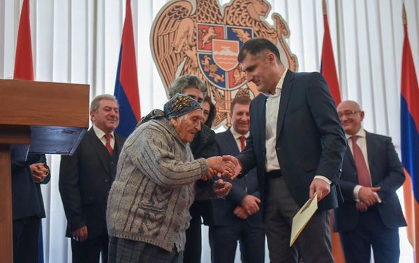 103-летняя Бавакан Пилоян из общины Сараарт (Лорийская область) на церемонии вручения мандатов депутатам Национального Собрания Армении 7-го созыва (10 января 2019). Еревaн - Sputnik Армения