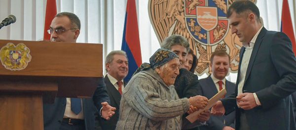 103-летняя Бавакан Пилоян из общины Сараарт (Лорийская область) на церемонии вручения мандатов депутатам Национального Собрания Армении 7-го созыва (10 января 2019). Еревaн - Sputnik Արմենիա