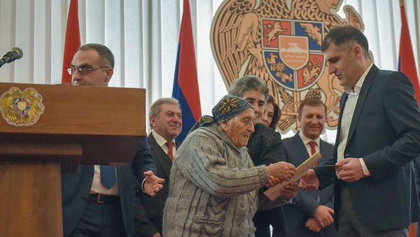 103-летняя Бавакан Пилоян из общины Сараарт (Лорийская область) на церемонии вручения мандатов депутатам Национального Собрания Армении 7-го созыва (10 января 2019). Еревaн - Sputnik Արմենիա
