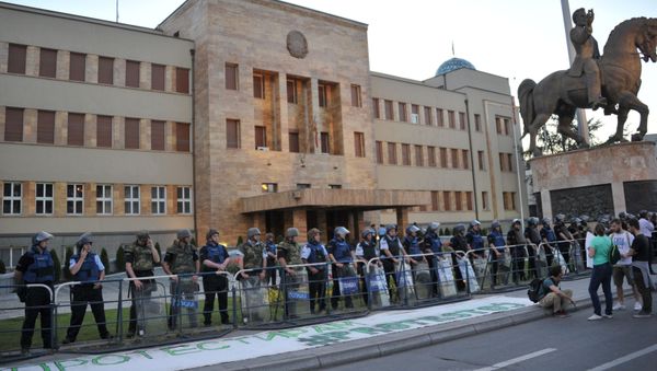 Митинг оппозиции перед зданием парламента Македонии (16 апреля 2016). Скопье  - Sputnik Армения