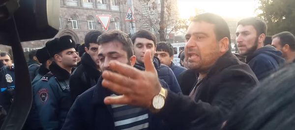 Ցուցարարները չէին թողնում Մանվել Գրիգորյանի փաստաբանին  հեռանալ - Sputnik Արմենիա