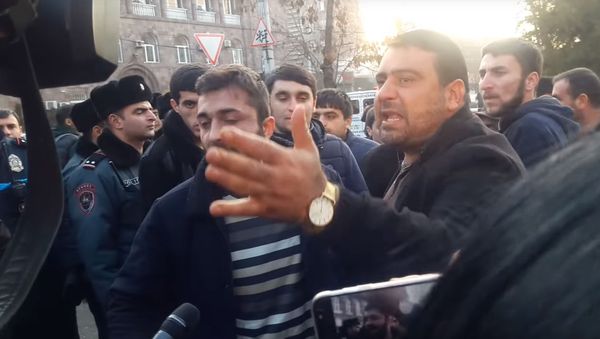 Ցուցարարները չէին թողնում Մանվել Գրիգորյանի փաստաբանին  հեռանալ - Sputnik Արմենիա