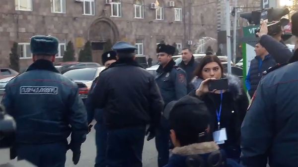 Полиция Еревана разберется в хулиганских действиях против адвоката генерала Манвела - Sputnik Армения