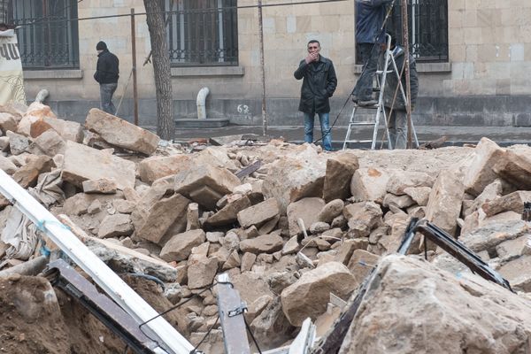 Рядом с местом стройки стояли жители города и повторяли: “что они делают, что творят…” - Sputnik Армения