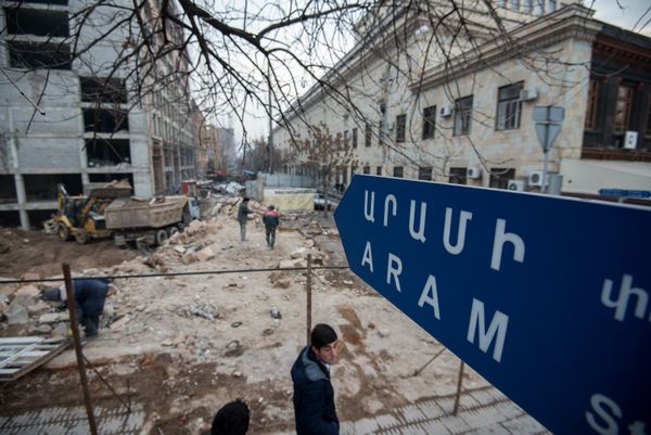 “Что значит разрушить город, после чего вместо него построить так называемый “Старый Ереван”. Это же не нормально, они деревенщины. Это вредительство — стереть настоящий старый Ереван. Ради чего их рушат? Ради этих уродливых зданий. Хотя бы строили дома для бездомных, а нет — строят для продажи, от этого сердце кровью обливается ”, — негодавала жительница Сусанна - Sputnik Армения