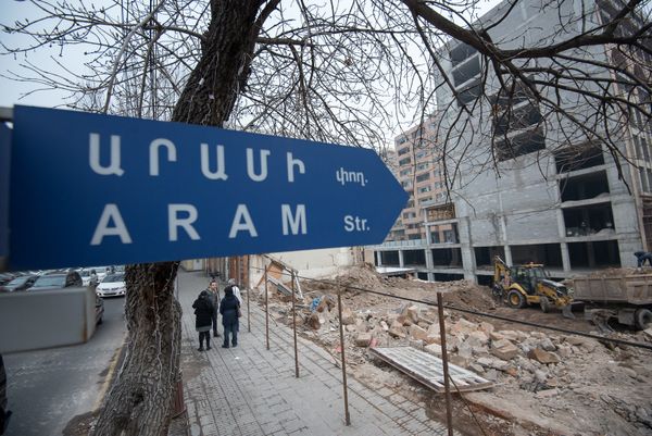 Многие архитекторы, в частности председатель Союза архитекторов Мкртыч Минасян, также выступают против подобного коммерческого подхода, ссылаясь на то, что этот проект не вписывается в изначальный замысел Таманяна - Sputnik Армения