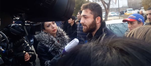 Ցուցարարները չէին թողնում Մանվել Գրիգորյանի փաստաբանին հեռանալ - Sputnik Արմենիա