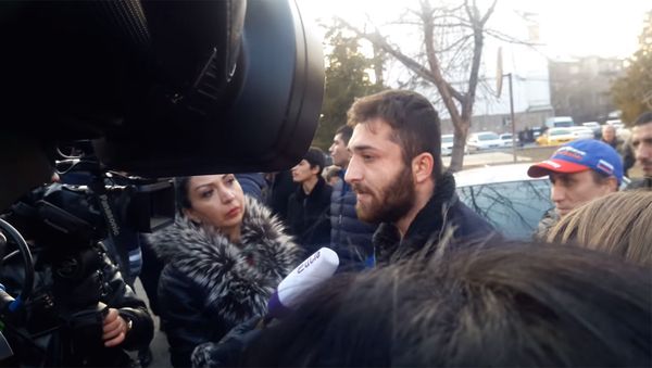 Ցուցարարները չէին թողնում Մանվել Գրիգորյանի փաստաբանին հեռանալ - Sputnik Արմենիա