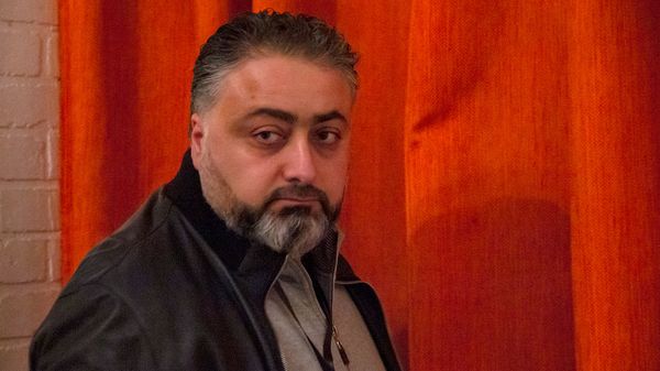 Глава административного округа Кентрон Виктор Мнацаканян у обрушенного здания на Арами 23 (11 января 2019). Еревaн - Sputnik Армения