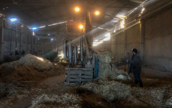 Цех по производству соломенных брикетов в селе Зораван Цех по производству соломенных брикетов в селе Зораван - Sputnik Армения