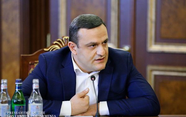 И.о. премьер-министра Никол Пашинян приял представителей сферы общественного питания (12 января 2019). Еревaн И.о. премьер-министра Никол Пашинян приял представителей сферы общественного питания (12 января 2019). Еревaн - Sputnik Армения