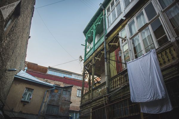 В так называемых итальянских дворах, которых немало в Тбилиси, белье просто сушится на веревках. Кое-кого из туристов это удивляет. Но для тбилисцев - обычное дело. - Sputnik Армения