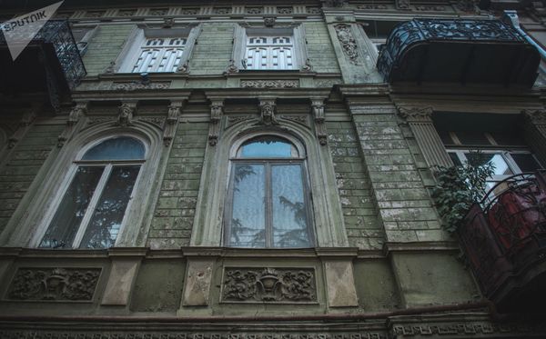 Бывает, что в старом городе дома из дерева соседствуют с кирпичными и каменными домами - Sputnik Армения